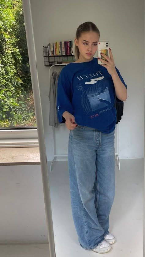 How to Style T-Shirt outfit For Women 2025
t shirt outfit idea
Blue t shirt with jeans